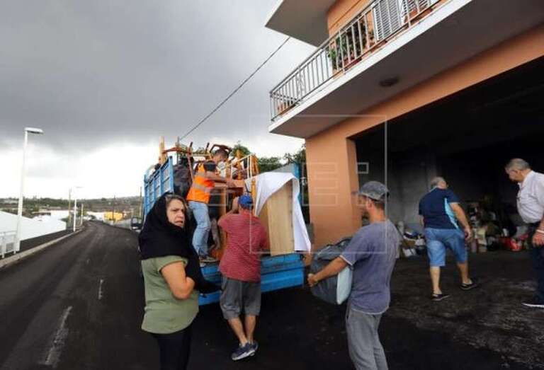 Foto tomada el 12 de octubre: una familia recoge enseres de su casa tras ordenarse la evacuación varias zonas de La Laguna por la amenaza que representan las coladas de la erupción / EFE Elvira Urquijo A.